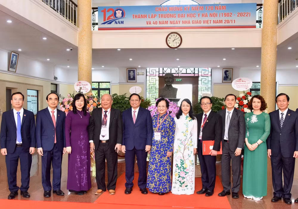 Thủ tướng Phạm Minh Chính với các đại biểu tham dự hội nghị.