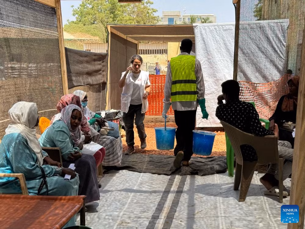 Các nhân viên y tế làm việc tại một trung tâm điều trị bệnh tả, ở Kosti, bang White Nile, Sudan. Ảnh: Tân Hoa xã