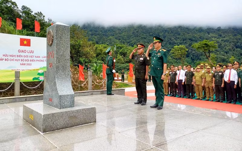 Chỉ huy lực lượng bảo vệ biên giới 2 tỉnh Quảng Bình và Khăm Muộn chào cột mốc chủ quyền ở khu vực cửa khẩu quốc tế Cha Lo-Na Phàu.