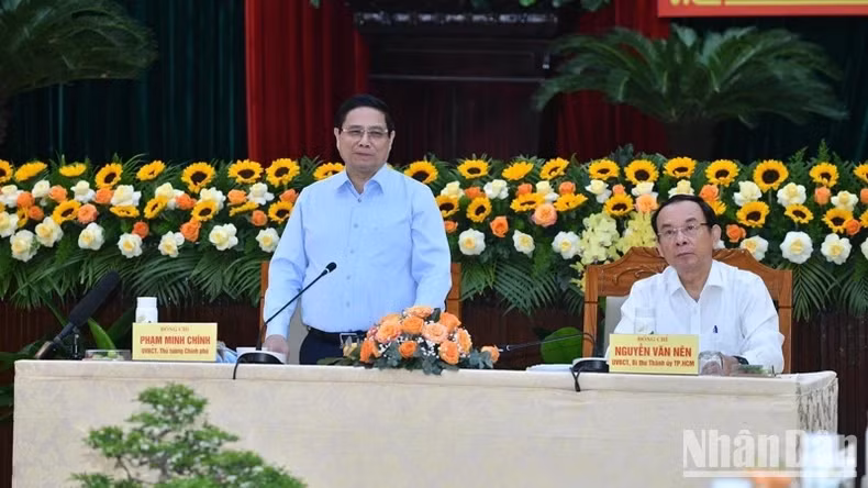 Đồng chí Phạm Minh Chính, Ủy viên Bộ Chính trị, Thủ tướng Chính phủ, Trưởng Đoàn kiểm tra số 1908 phát biểu ý kiến tại Hội nghị. (Ảnh: THANH GIANG)