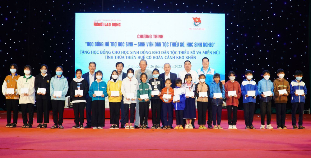Nguyên Phó Thủ tướng Thường trực Chính phủ Trương Hòa Bình cùng các đồng chí lãnh đạo trao các phần quà cho các em học sinh nghèo.