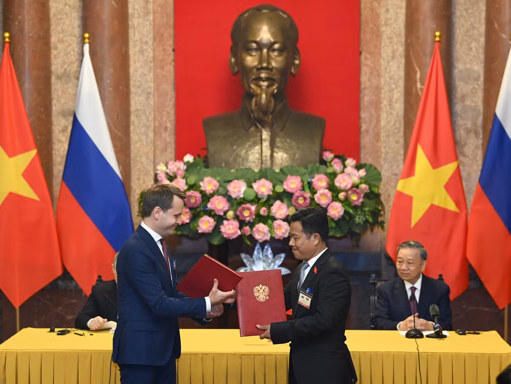 Chủ tịch nước Tô Lâm và Tổng thống Liên bang Nga Vladimir Putin chứng kiến lễ trao Thỏa thuận hợp tác giữa Đại học Quốc gia Hà Nội và Đại học Tổng hợp liên bang Viễn Đông (FEFU).