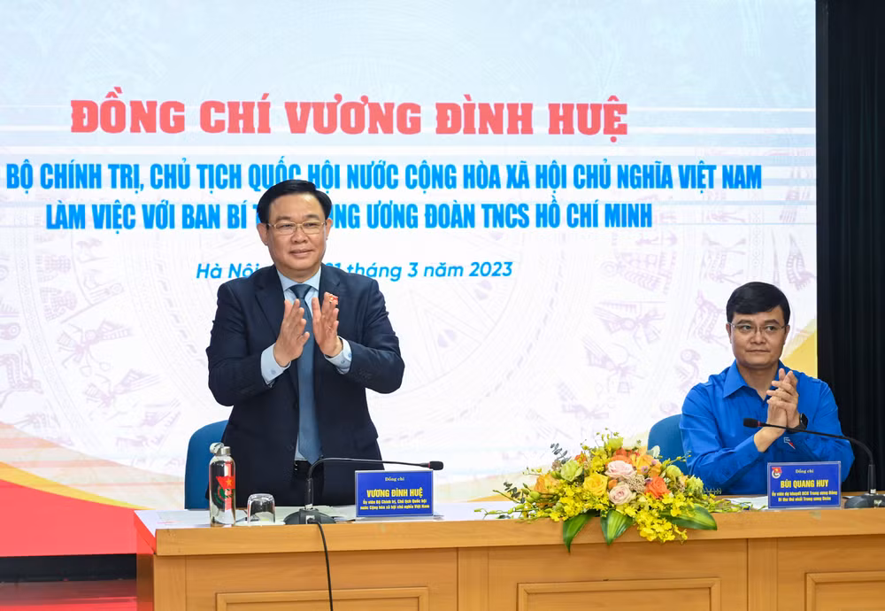 Chủ tịch Quốc hội Vương Đình Huệ và Bí thư thứ nhất Trung ương Đoàn Bùi Quang Huy chủ trì buổi làm việc.