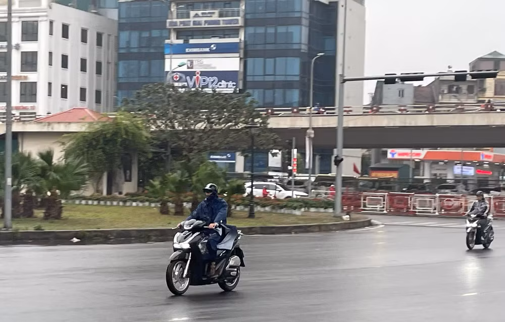 Khu vực Hà Nội có mưa phùn, trời rét. Ảnh: ĐT