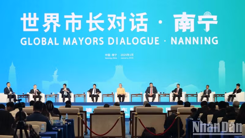 Thị trưởng/Chủ tịch Ủy ban nhân dân của các thành phố cùng thảo luận về chủ đề "Chung tay xây dựng ngôi nhà hữu nghị ASEAN-Trung Quốc: Mở cửa và hợp tác giữa các thành phố".