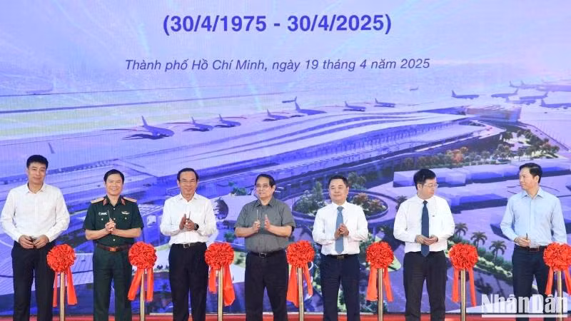 Thủ tướng Chính phủ Phạm Minh Chính cùng các đại biểu tham dự cắt băng khánh thành.