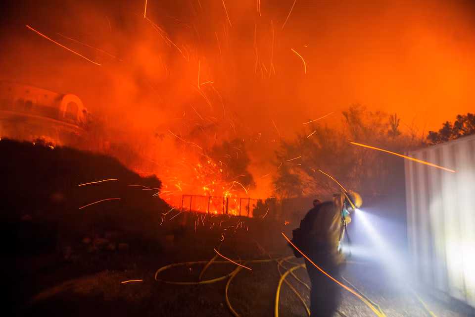 Gió thổi tàn lửa đám cháy Franklin bay tứ tung trong khi lính cứu hỏa đang làm việc.