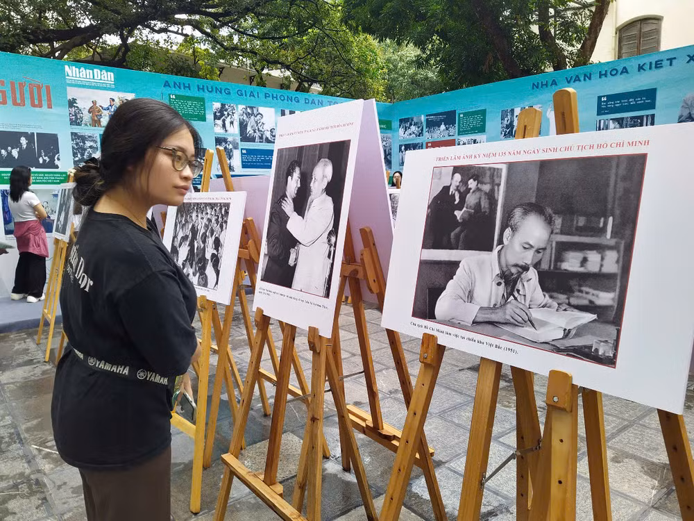 Bạn Lê Thùy Dung say mê tìm hiểu các thông tin về cuộc đời sự nghiệp Chủ tịch Hồ Chí Minh tại triển lãm.