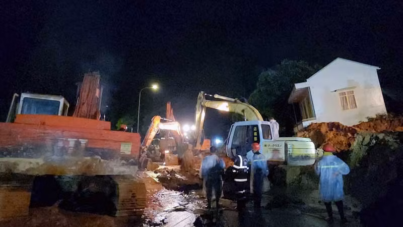 Các lực lượng nỗ lực tìm kiếm nạn nhân vụ sạt lở trên đèo Bảo Lộc trong đêm.