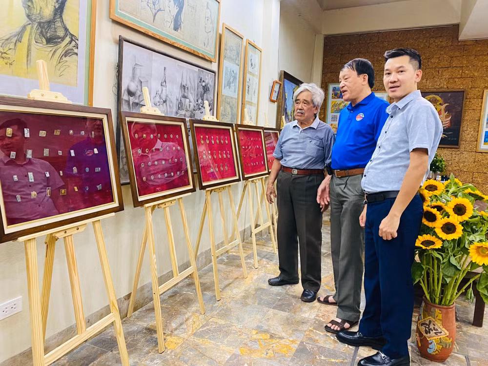 Ninh Văn Tiến trong buổi giới thiệu bộ sưu tập huy hiệu của mình.