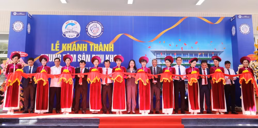 Phó Chủ tịch nước và các đại biểu cắt băng khánh thành Trung tâm Sản phụ khoa - Bệnh viện Trung ương Huế.