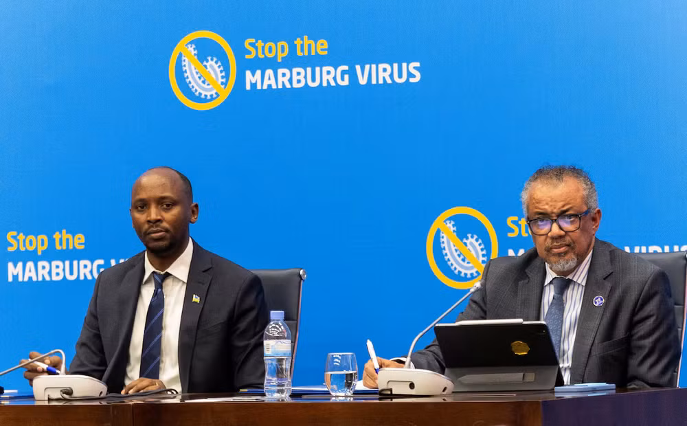 Tổng giám đốc WHO Tedros Adhanom Ghebreyesus cùng Bộ trưởng Bộ Y tế Rwanda, Sabin Nsanzimyyana phát biểu tại cuộc họp báo về đợt bùng phát virus Marburg. (Ảnh Reuters)