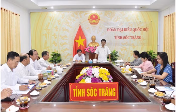 Đồng chí Lâm Văn Mẫn – Uỷ viên Trung ương Đảng, Bí thư Tỉnh ủy, Trưởng Đoàn ĐBQH tỉnh Sóc Trăng phát biểu tại buổi làm việc với ban giám đốc Công ty Điện lực Sóc Trăng.