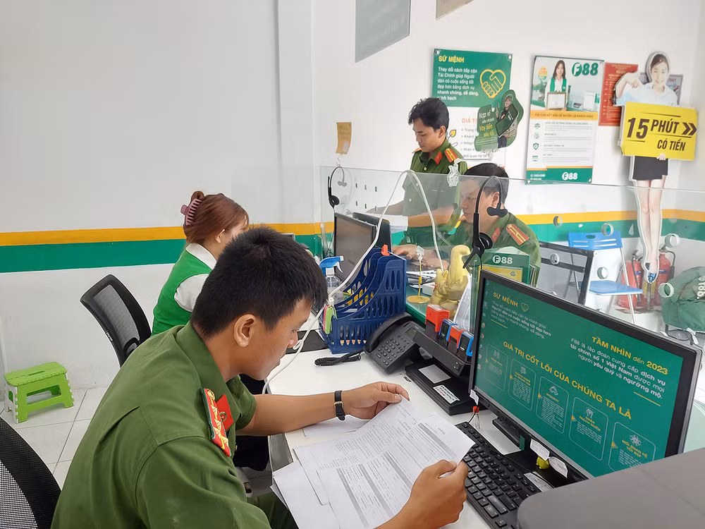 Lực lượng Công an kiểm tra phòng giao dịch của Công ty F88 tại phường 2, thành phố Cao Lãnh.