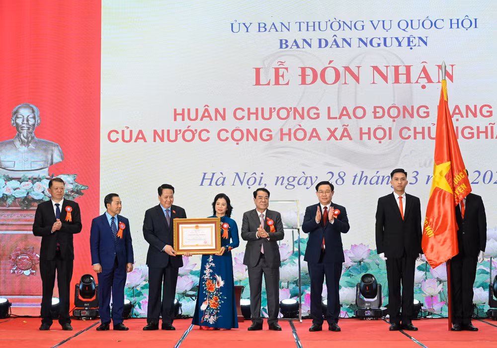 Chủ tịch Quốc hội Vương Đình Huệ trao Huân chương Lao động hạng Nhì cho Ban Dân nguyện.