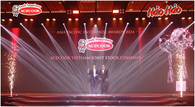 Ông Phan Ngọc Dũng (bên trái)- Phó Phòng Marketing, đại diện nhãn hàng Hảo Hảo nhận giải thưởng "Thương hiệu truyền cảm hứng - Inspirational Brand Award"