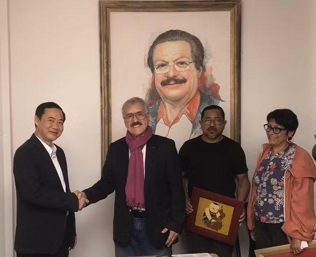 Ông Nguyễn Thái Học, Phó Trưởng Ban Nội chính Trung ương chụp ảnh cùng Chủ tịch Đảng PCC.