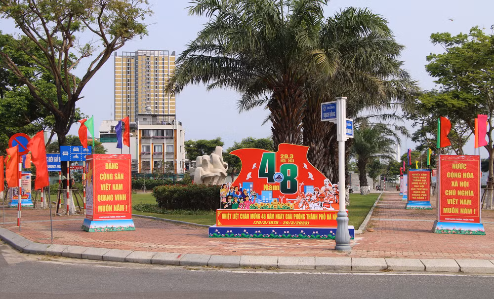 Khu vực trung tâm thành phố Đà Nẵng được trang hoàng chào mừng 48 năm Ngày giải phóng.