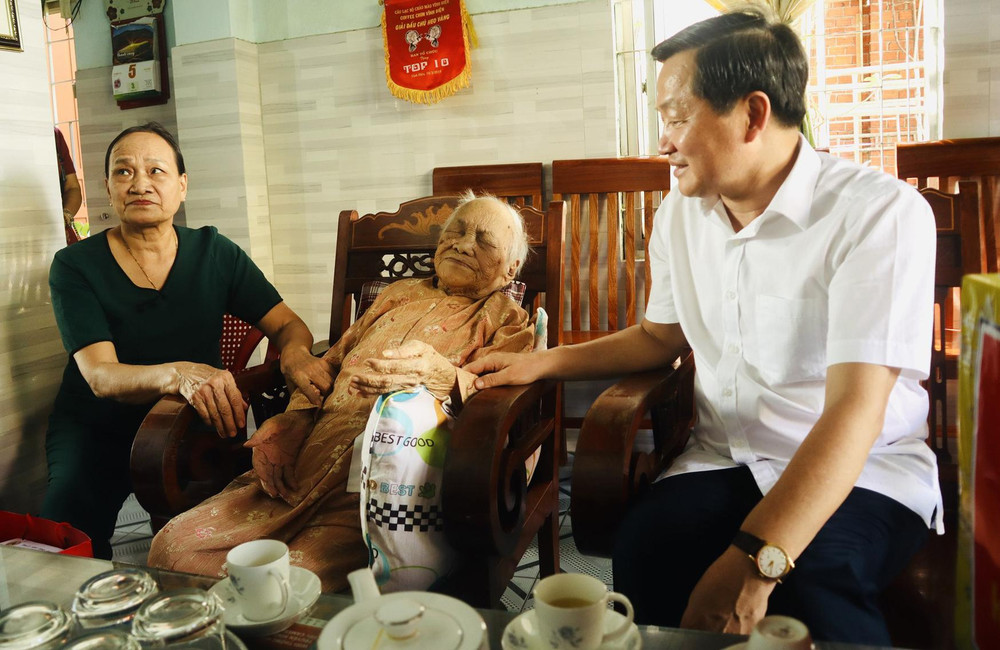 Phó Thủ tướng Lê Minh Khái thăm, động viên Bà mẹ Việt Nam Anh hùng Phan Thị Hựu. 
