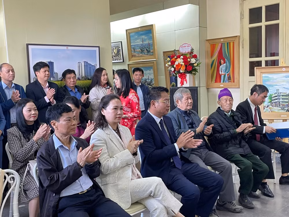 Các lãnh đạo, nguyên lãnh đạo Quận Hà Đông và khách dự lễ khai mạc triển lãm.