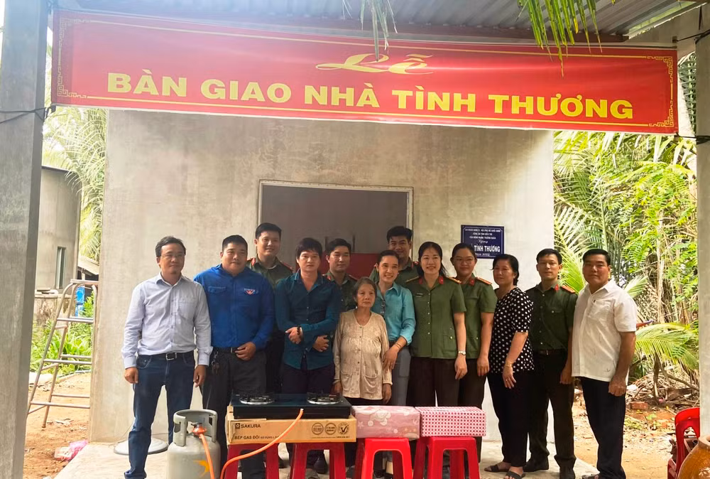 Lực lượng đoàn viên Phòng An ninh chính trị nội bộ bàn giao nhà tình thương cho hộ nghèo tại huyện Giồng Trôm.