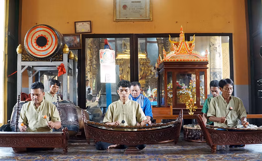 Dàn nhạc ngũ âm truyền thống tiêu biểu của người Khmer Nam Bộ không thể thiếu trong các nghi lễ quan trọng tại các chùa Khmer.