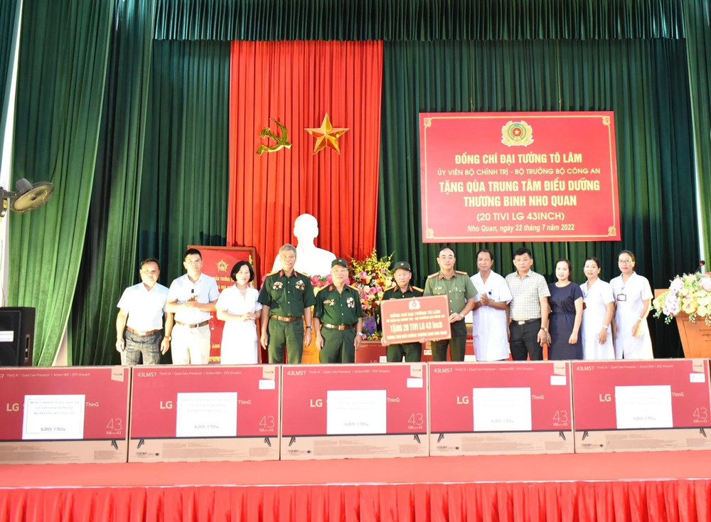 Trao tặng ti-vi cho Trung tâm Điều dưỡng thương binh huyện Nho Quan.