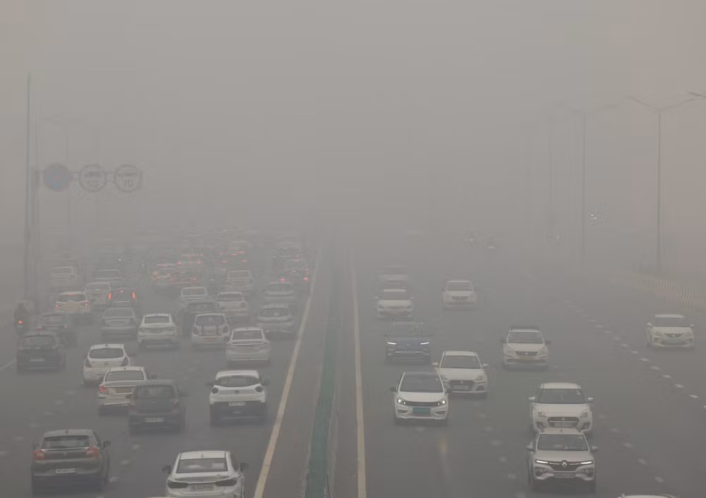 Bầu trời bị bao phủ khói bụi sau khi chất lượng không khí ở New Delhi trở nên "nghiêm trọng" do ô nhiễm. Ảnh: Reuters 