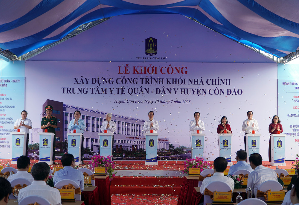 Chủ tịch nước Võ Văn Thưởng và các đại biểu thực hiện nghi thức bấm nút khởi công Trung tâm Y tế Quân - Dân y huyện Côn Đảo. (Ảnh: Báo Bà Rịa-Vũng Tàu)