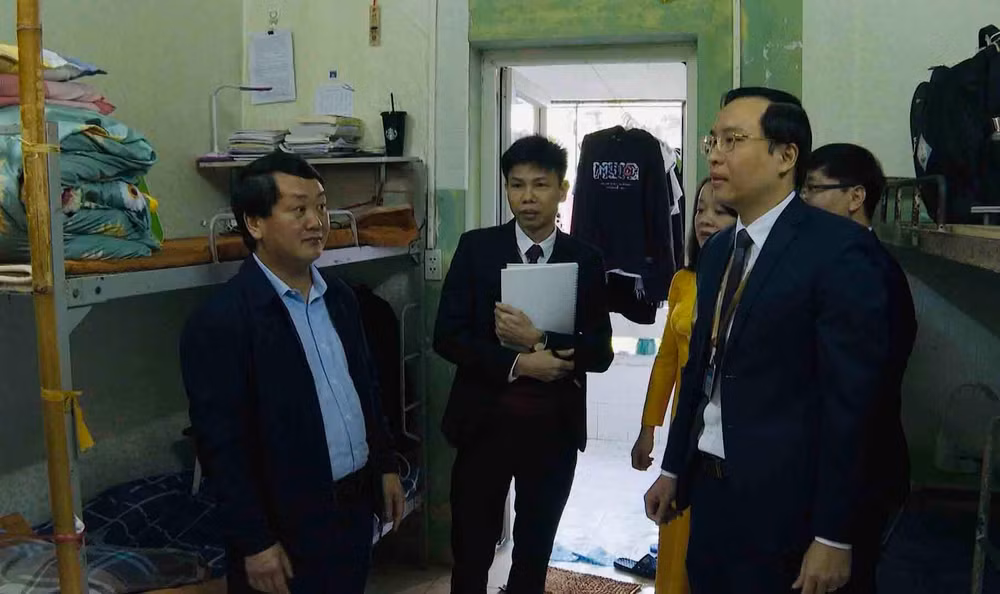 Bộ trưởng và các đồng chí trong đoàn công tác thăm cơ sở vật chất nhà trường.