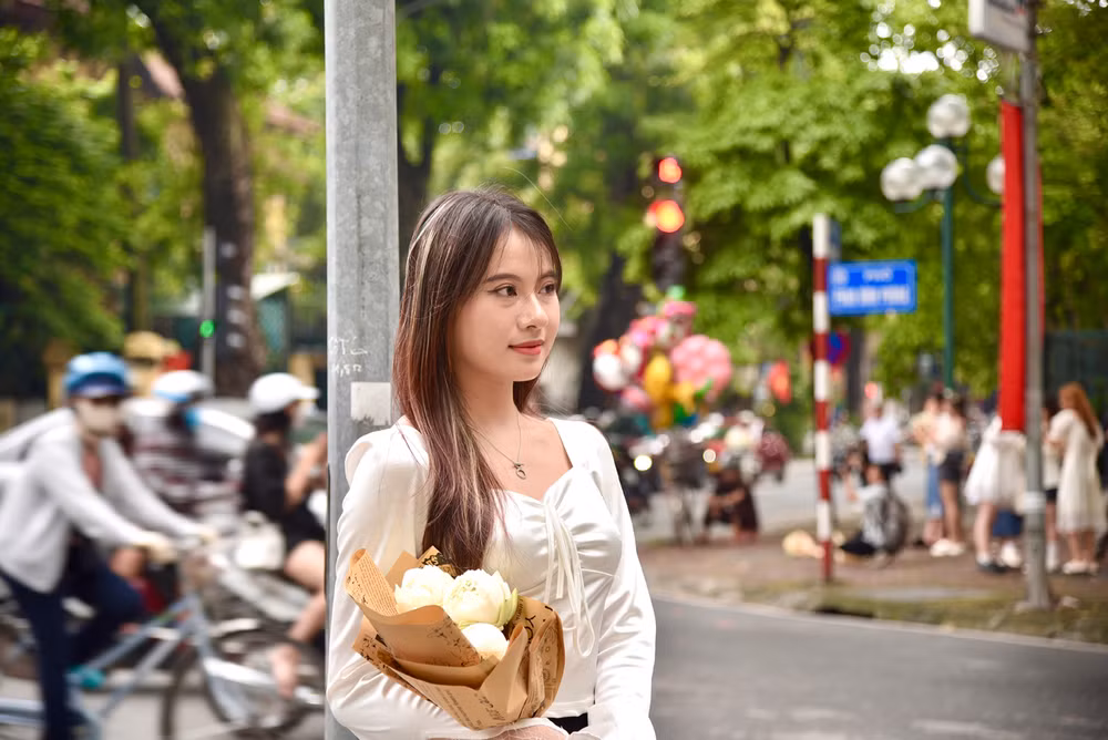 “Lúc mới tới, mình thấy có nhiều người đi xe máy trên vỉa hè gây mất an toàn cho người đi bộ. Nhưng từ khi có công an đến kiểm tra và giám sát, tình trạng này đã giảm đi và mọi người cũng thoải mái chụp hình hơn”, Lê Diệu Linh, trú tại quận Ba Đình cho biết.