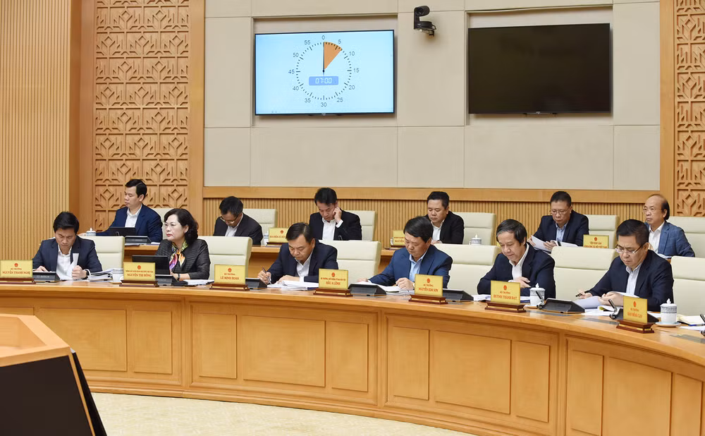 Các Bộ trưởng, Trưởng ngành tham dự phiên họp.