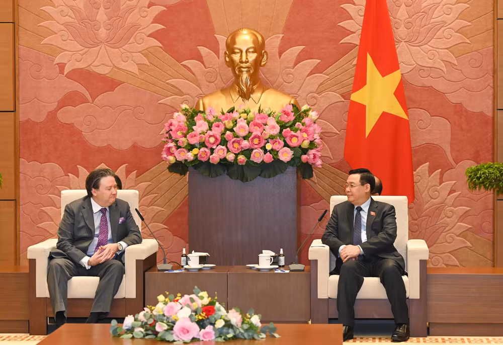 Chủ tịch Quốc hội Vương Đình Huệ chúc mừng Ngài Đại sứ được Tổng thống Joe Biden giao trọng trách mới và chào mừng Ngài trở lại Hà Nội.