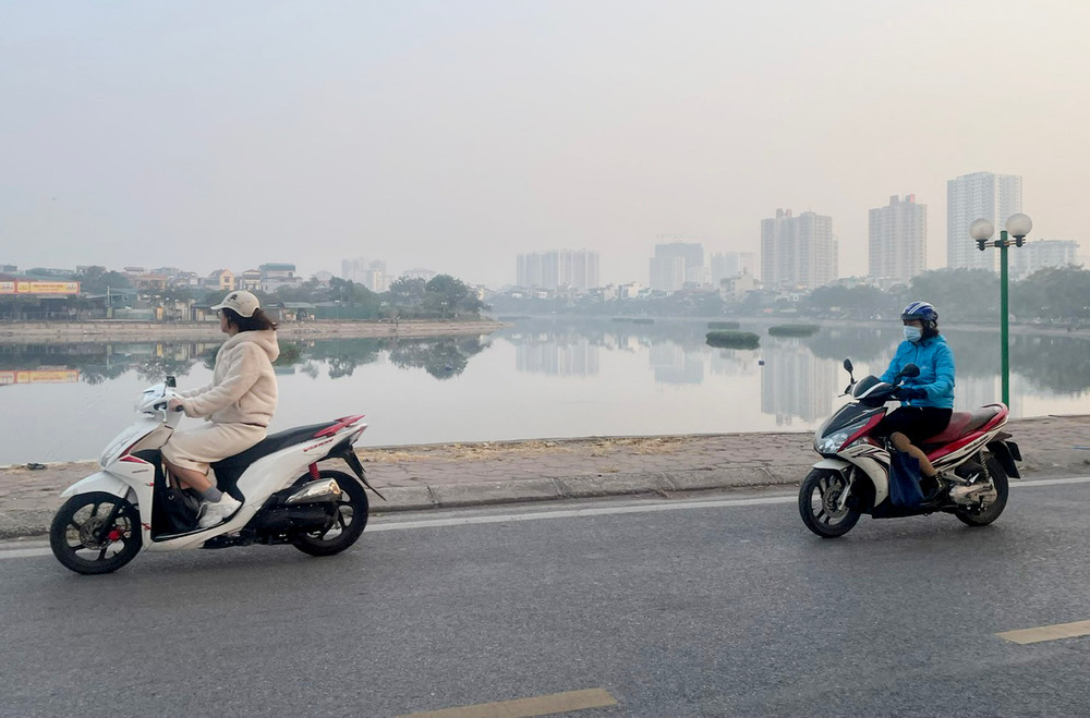 Khu vực Hà Nội sáng sớm có sương mù nhẹ. Trời rét. Ảnh: Đ.T