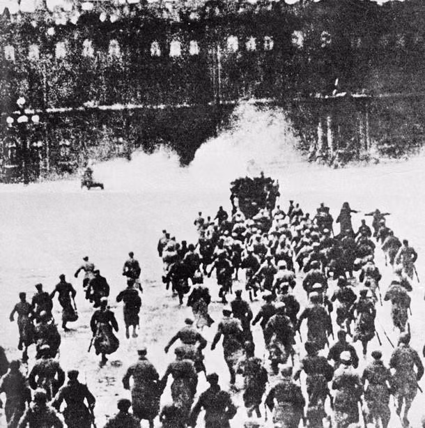 21 giờ 40 phút ngày 7/11/2017, sau pháo lệnh của chiến hạm Rạng đông, quân khởi nghĩa, gồm các đơn vị Cận vệ Đỏ của công nhân Petrograd, binh sĩ cách mạng và thủy thủ Hạm đội Baltic tiến công Cung điện Mùa Ðông - nơi cố thủ cuối cùng của Chính phủ lâm thời. Tới 2 giờ 10 phút đêm - rạng sáng 8/11, Cung điện Mùa Ðông bị chiếm, các bộ trưởng trong Chính phủ lâm thời bị bắt giữ; Thủ tướng A. Kerenski trốn chạy ra nước ngoài. (Ảnh: Tư liệu quốc tế/TTXVN phát)