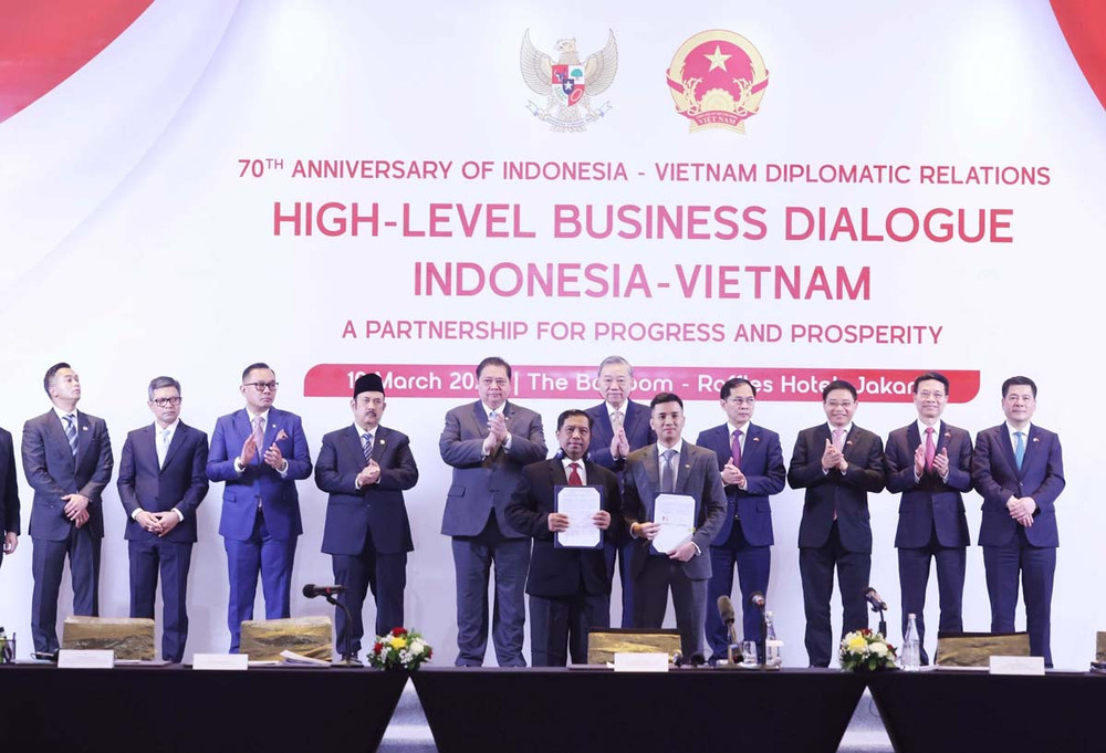 Tổng Bí thư Tô Lâm chứng kiến trao các thỏa thuận hợp tác giữa doanh nghiệp Việt Nam - Indonesia. (Ảnh: TTXVN)