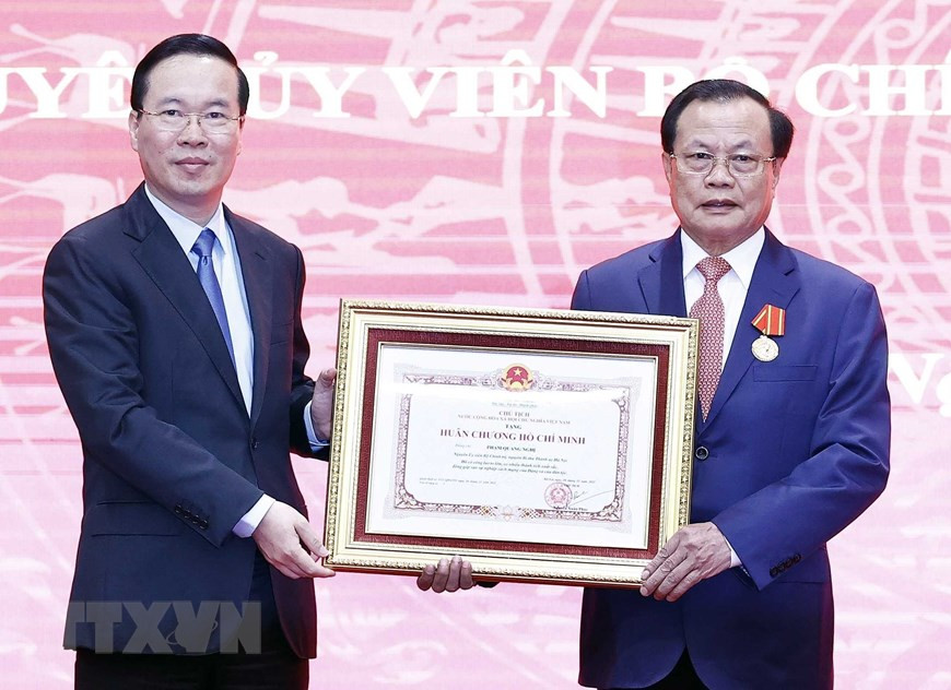 Chủ tịch nước Võ Văn Thưởng trao Huân chương Hồ Chí Minh tặng đồng chí Phạm Quang Nghị, nguyên Ủy viên Bộ Chính trị, nguyên Bí thư Thành uỷ Hà Nội. 