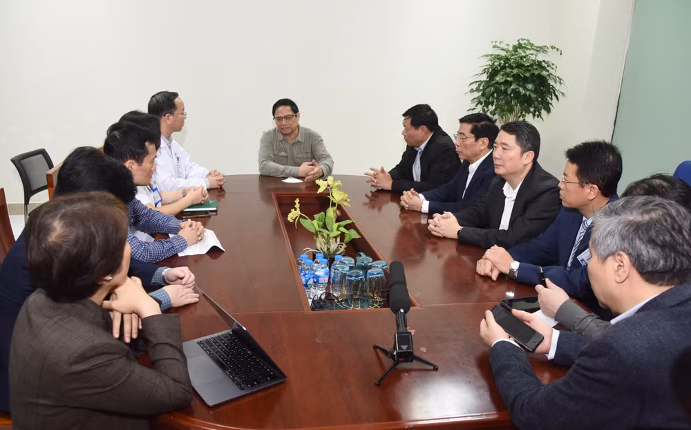 Thủ tướng Phạm Minh Chính kiểm tra, làm việc với Bệnh viện Nhi Trung ương về tình hình thuốc và vật tư y tế.