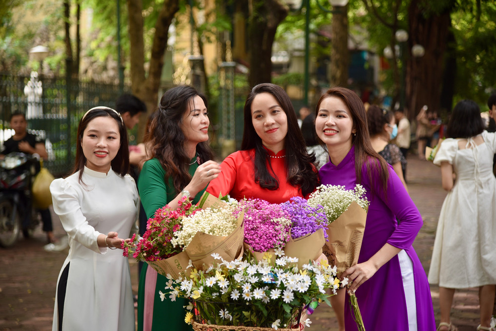 [Ảnh] Đông đảo người dân đón thu trên phố Phan Đình Phùng