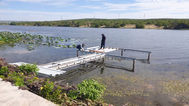 Chủ khách sạn tổ chức tự tháo dỡ cây cầu dẫn ra điểm check-in tại bờ hồ Bàu Ông.