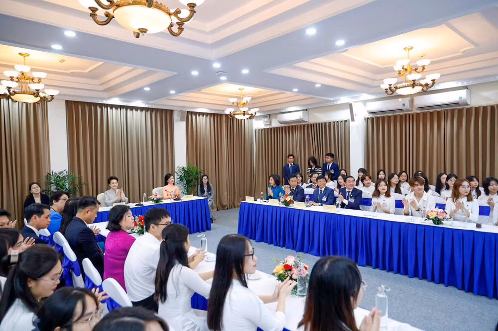 Quang cảnh buổi giao lưu, gặp gỡ sinh viên tại Đại học Quốc gia Hà Nội.