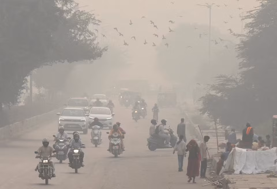 Trên đường phố vào buổi sáng ở New Delhi. Ảnh: Reuters.
