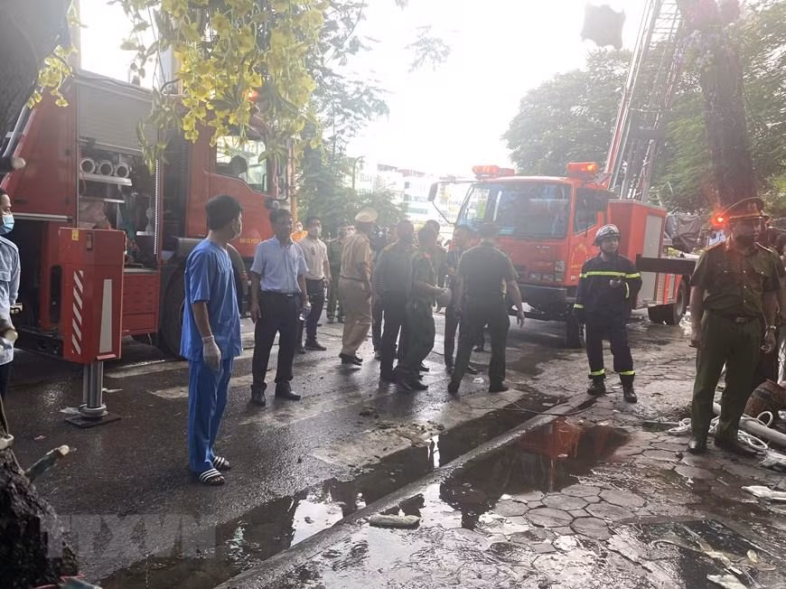 Cảnh sát phòng cháy chữa cháy và cứu nạn, cứu hộ tại hiện trường vụ cháy. (Ảnh: TTXVN)