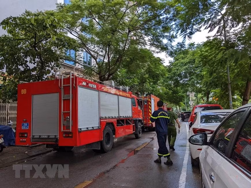 Trong quá trình tham gia chữa cháy, cứu nạn, cứu hộ, có 3 chiến sĩ Cảnh sát thuộc Đội Cảnh sát Phòng cháy chữa cháy và Cứu nạn cứu hộ Công an quận Cầu Giấy đã hy sinh. (Ảnh: TTXVN)