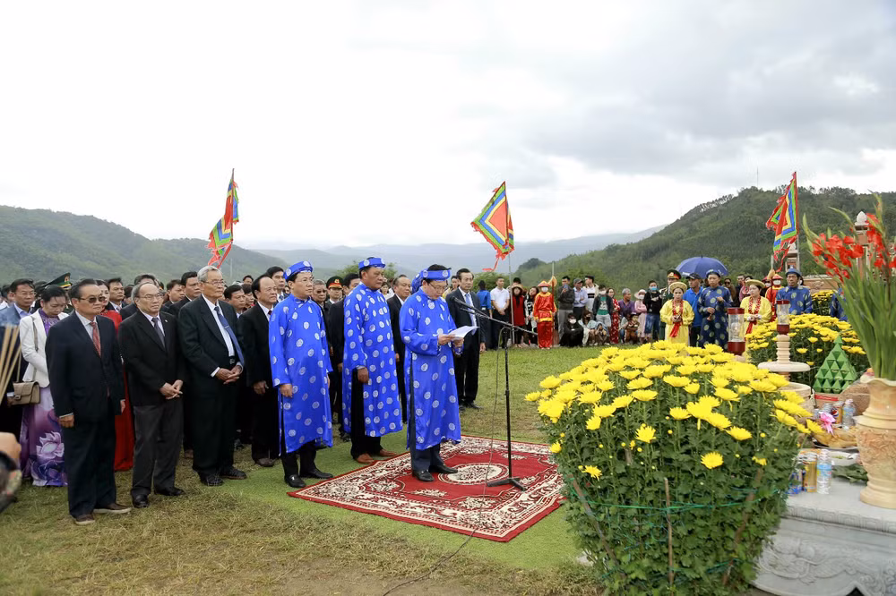 Lãnh đạo tỉnh Bình Định dâng hương tại di tích Đài Kính Thiên ở núi Ấn (thôn Hòa Sơn, xã Bình Tường, huyện Tây Sơn, tỉnh Bình Định).