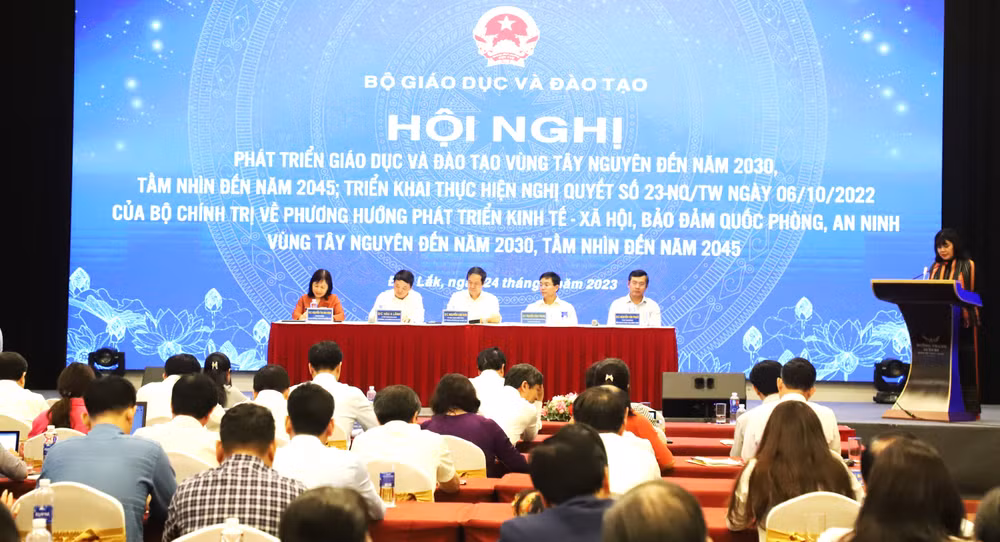 Bộ trưởng Bộ Giáo dục và Đào tạo Nguyễn Kim Sơn và các đại chủ trì hội nghị.