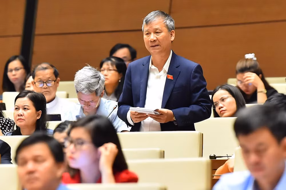 Đại biểu Quốc hội thành phố Hà Nội Nguyễn Anh Trí phát biểu ý kiến tranh luận tại phiên họp.