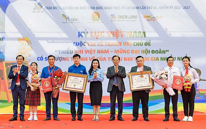 Đại diện Hội đồng Đội Trung ương, Tập đoàn Thiên Long đón nhận kỷ lục Việt Nam về “Cuộc thi có số lượng tranh vẽ của thiếu nhi tham gia nhiều nhất”.