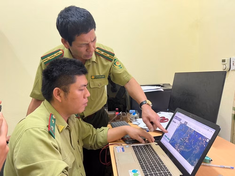 Kiểm lâm tỉnh Điện Biên kiểm tra trên hệ thống các điểm có nguy cơ cháy để chủ động thông tin đến địa bàn.