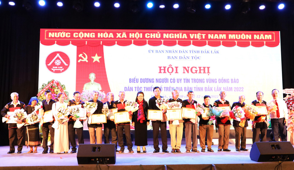 Lãnh đạo Ban Dân tộc tỉnh Đắk Lắk trao tặng Giấy khen cho 100 người có uy tín tiêu biểu trong vùng đồng bào dân tộc thiểu số trên địa bàn tỉnh đã có thành tích xuất sắc trong công tác tuyên truyền, vận động nhân dân tham gia phát triển kinh tế-xã hội, bảo vệ an ninh trật tự, giữ gìn bản sắc văn hóa và đoàn kết dân tộc năm 2022.